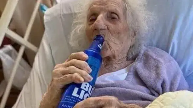 Mulher de 103 anos vence a Covid-19 e celebra com cerveja