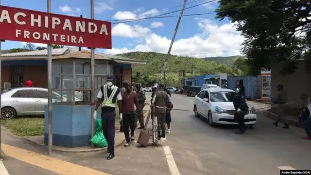 Crise força zimbabweanos a violarem fronteira para comprar produtos em Moçambique