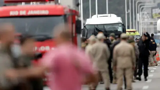 Jovem atira-se para um autocarro de passageiros
