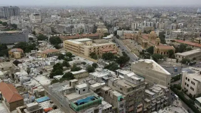 Menina paquistanesa de oito anos morta pelos patrões por ter deixado fugir os papagaios de estimação