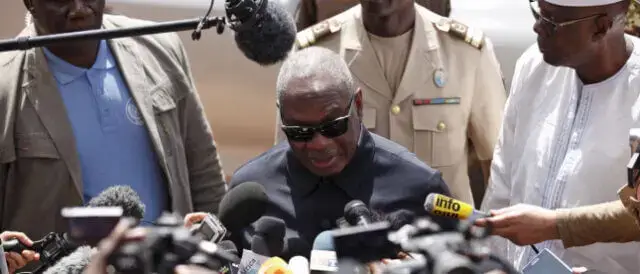 Milhares de malianos exigem demissão de presidente do país