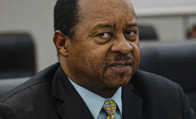 Zimbábue Ministro da Saúde detido por corrupção na venda de equipamentos