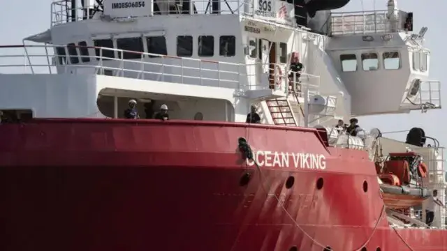 180 refugiados ameaçam lançar-se ao mar