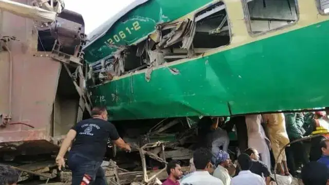 Acidente entre comboio e autocarro no Paquistão faz pelo menos 19 mortos