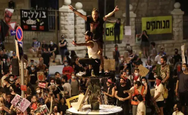 Milhares de israelitas protestaram nas ruas contra Benjamin Netanyahu