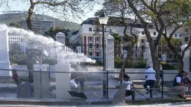 Polícia sul-africana usa canhões de água para dispersar manifestantes