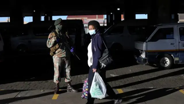 Sul-africanos receiam contágio em transportes lotados e sem higienização