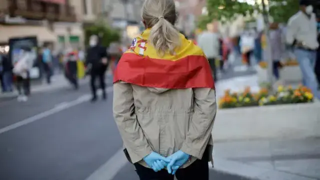 Espanha endurece medidas Fecha bares e discotecas e proíbe fumar na rua