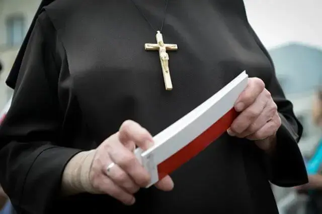 Freira vai ao médico com dores de estômago e descobre estar grávida