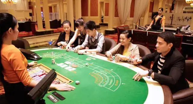 Menor de 12 anos apanhada a jogar póquer com a mãe num casino