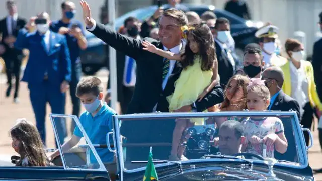 Bolsonaro desfila em carro com crianças e sem máscara