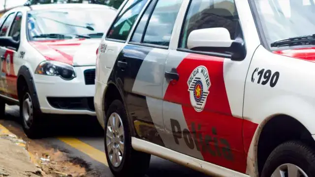 Crianças encontradas com corpos de pais mortos numa casa