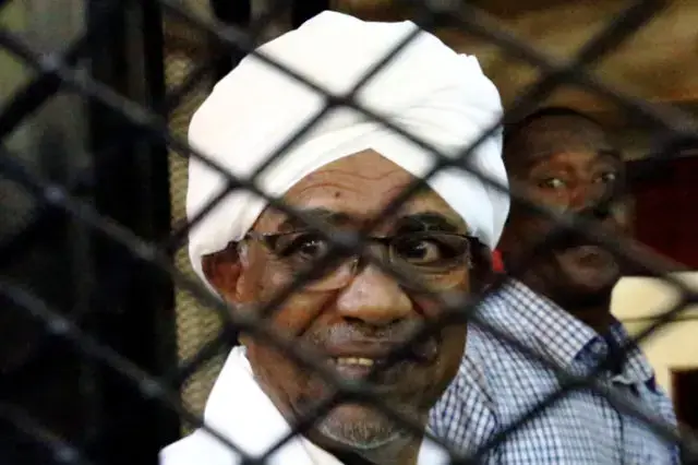 Advogados saem do julgamento de Al-Bashir