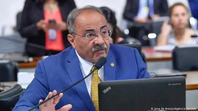 Afastado senador que escondeu dinheiro nas nádegas