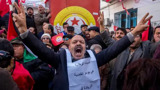 Dezenas protestam contra nova lei de segurança na Tunísia