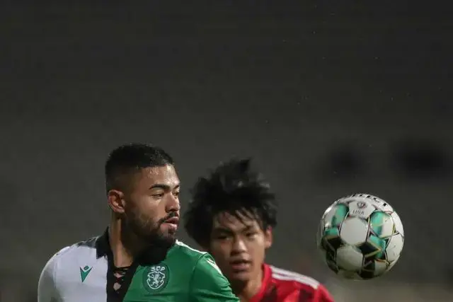 Sporting goleia Sacavenense e avança na Taça de Portugal