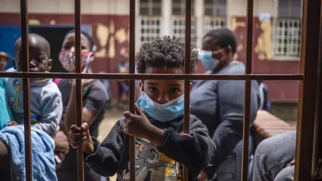 África do Sul atinge um milhão de infeções e enfrenta nova variante