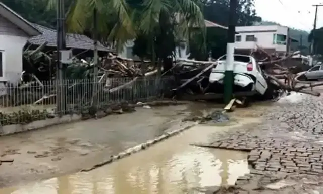 Chuvas torrenciais matam 12 pessoas no sul do Brasil