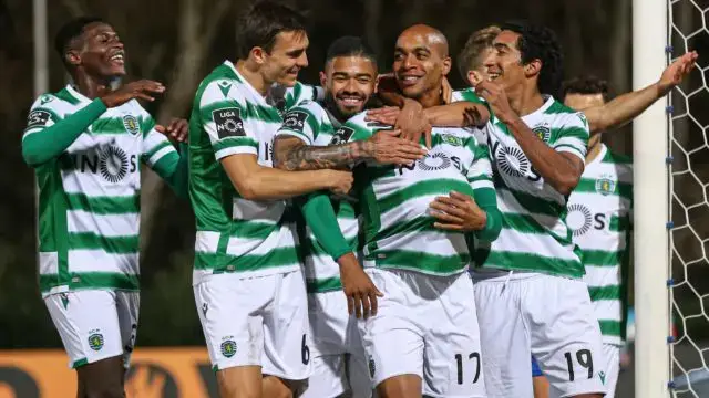 Leão sobrevive a dérbi de alta voltagem e vira o ano como líder