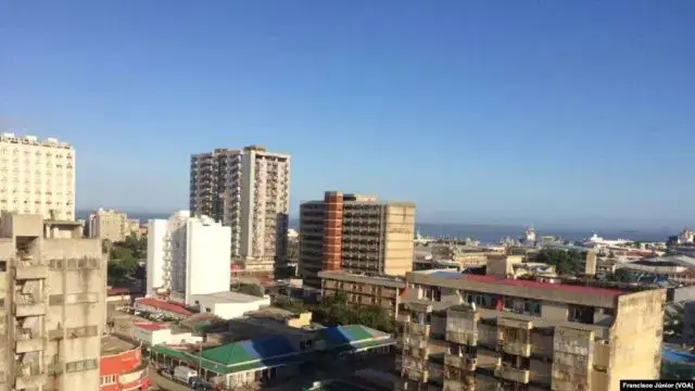 Moradores da cidade da Beira aprovisionam alimentos e água face à ameaça de ciclone