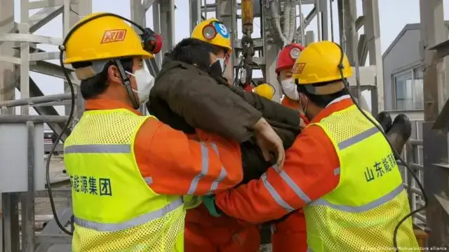 Onze mineiros resgatados com vida na China, 10 continuam desaparecidos