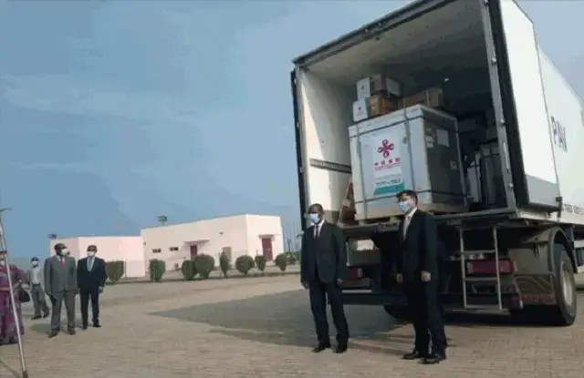 Chegam ao país 200 mil doses da vacina contra a covid-19