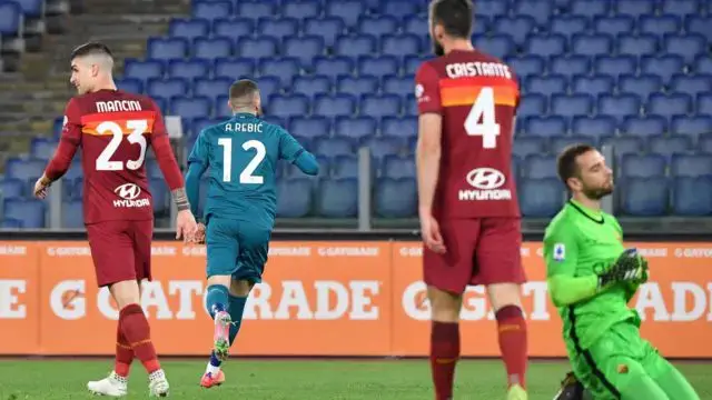 AC Milan derrota Roma de Paulo Fonseca e continua perseguição ao Inter