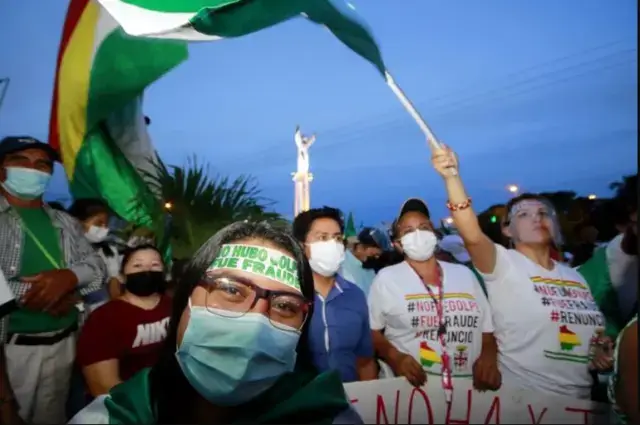 Bolívia- Milhares fazem protesto contra prisão de ex-presidente