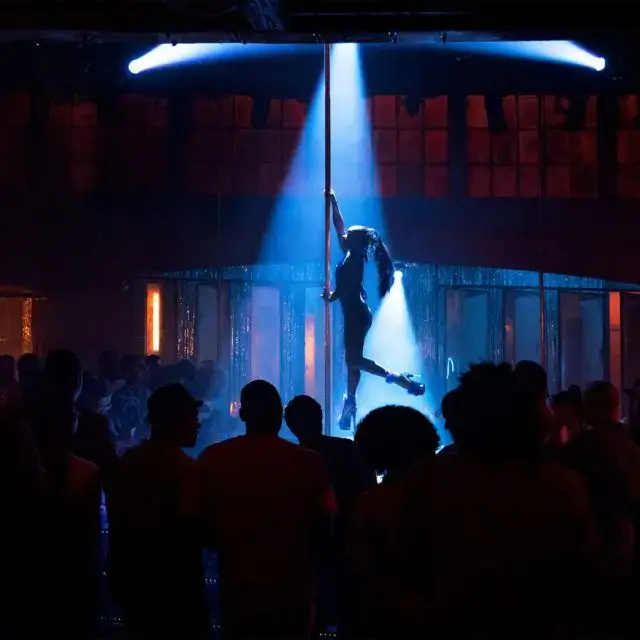 Clubes de strip oferecem cartão VIP vitalício a quem recebe vacina da Covid-19