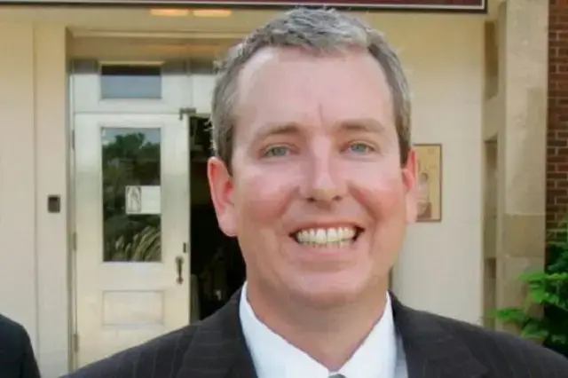 Director pede demissão após mandar aluno negro se ajoelhar para professora branca