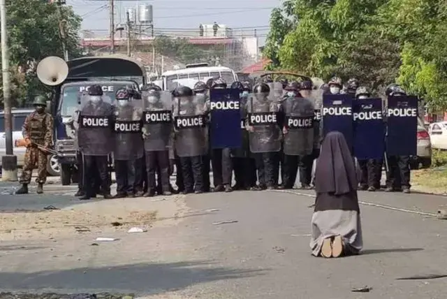 Freira heroica tenta salvar manifestantes em Myanmar
