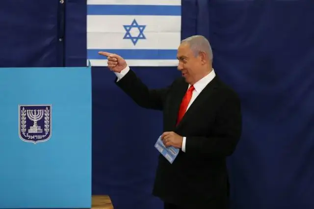 Premiê israelense, Benjamin Netanyahu, vota em Jerusalém