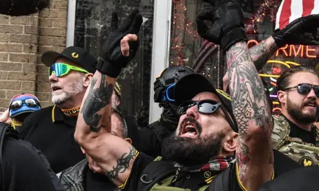 Mais quatro membros dos Proud Boys acusados em ataque ao Capitólio
