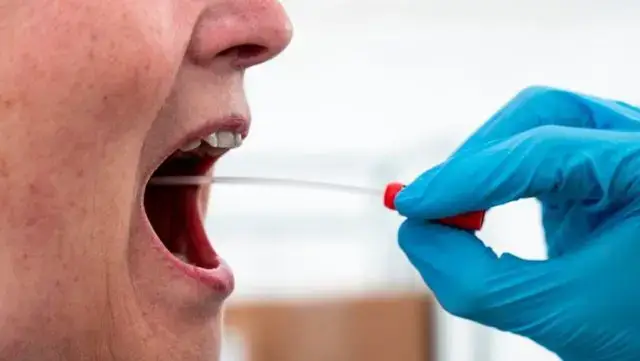 Médico demitido após oferecer resultado negativo de Covid-19 a mulher em troca do número de telemóvel