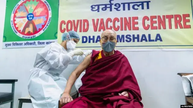 Seja corajoso e seja vacinado Dalai Lama