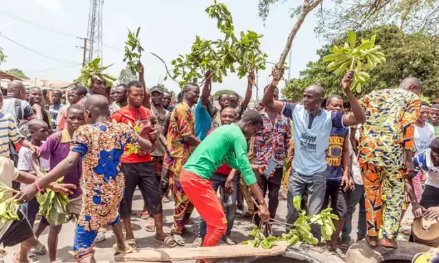 Benim, Opositores bloqueiam estradas atrasando transporte do material eleitoral