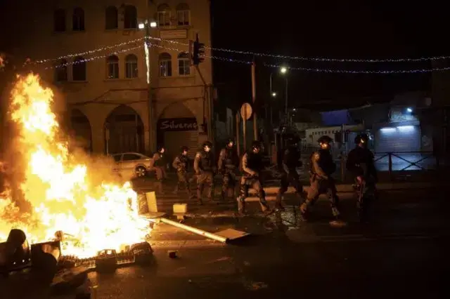 Confrontos em Jerusalém fizeram pelo menos 100 feridos e 44 detidos