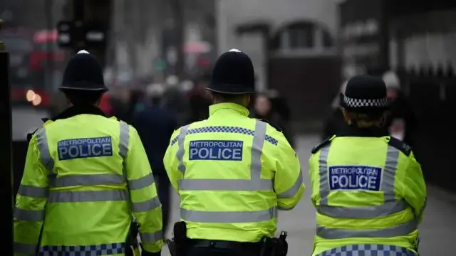 Dois polícias britânicos serão julgados por terem tirado selfies junto a cadáveres