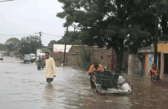 Estradas na capital do país voltam a alagar devido a chuvas