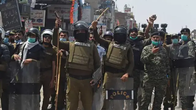 Já foram libertados policias feitos de reféns no Paquistão em protestos contra França