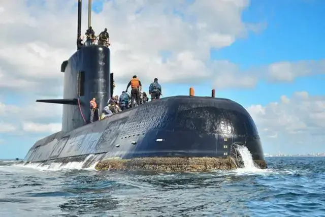 Marinha da Indonésia confirma que submarino afundou após encontrar destroços