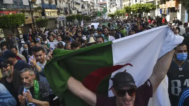 Argel, milhares de manifestantes marcharam em protesto contra o anti-regime Hirak