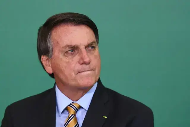 Bolsonaro insinua que coronavírus foi criado pela China para provocar guerra biológica