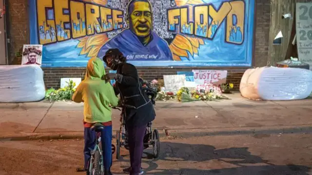 EUA, Juiz vai agravar sentença de polícia condenado pela morte de Floyd