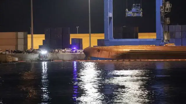 Espanha, Duas pessoas desapareceram após navio de carga virar durante descarregamento