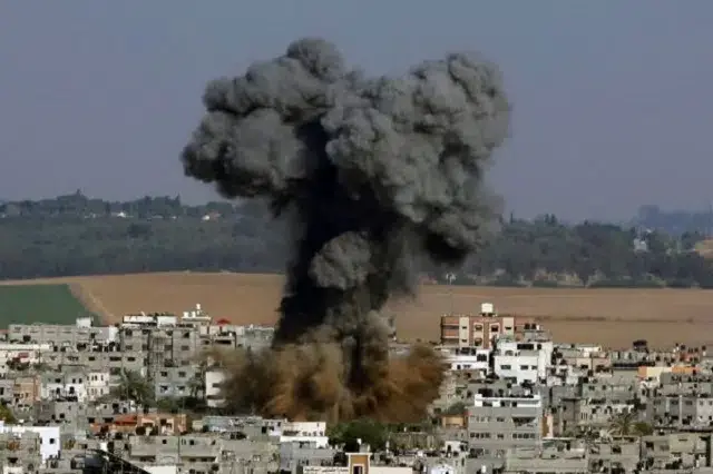 Hamas lança 130 foguetes após Israel derrubar prédio de 13 andares