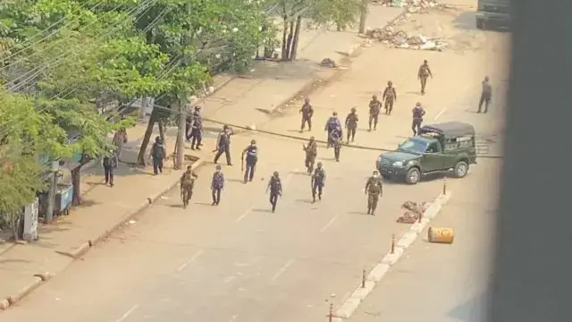 Militares de Myanmar proíbem a utilização de televisão por satélite