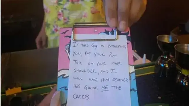 Barman apresenta factura falsa para livrar duas clientes de assédio