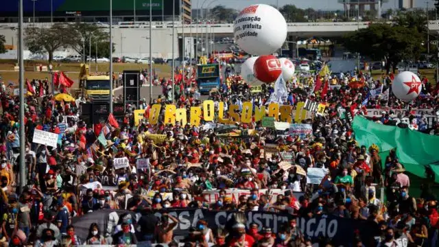 Milhares de brasileiros saíram as ruas pedindo a destituição de Bolsonaro