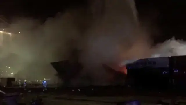 Explosão provocou incêndio de navio no Porto do Dubai sem registo de vítimas